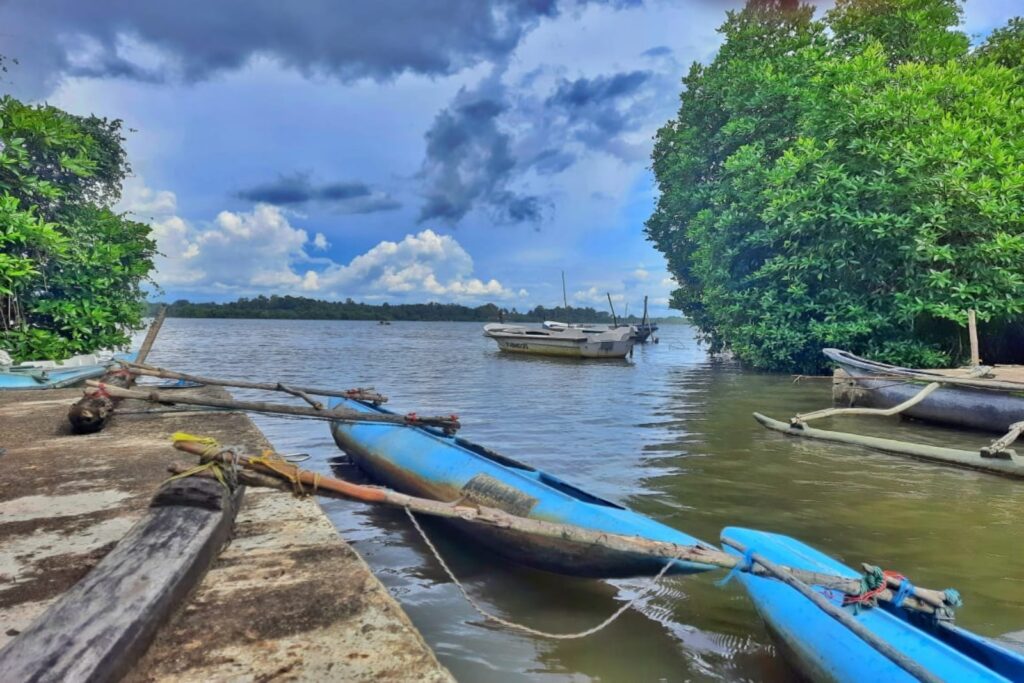 Boat ride at Tissa Lake Tour from Hambantota Port 1